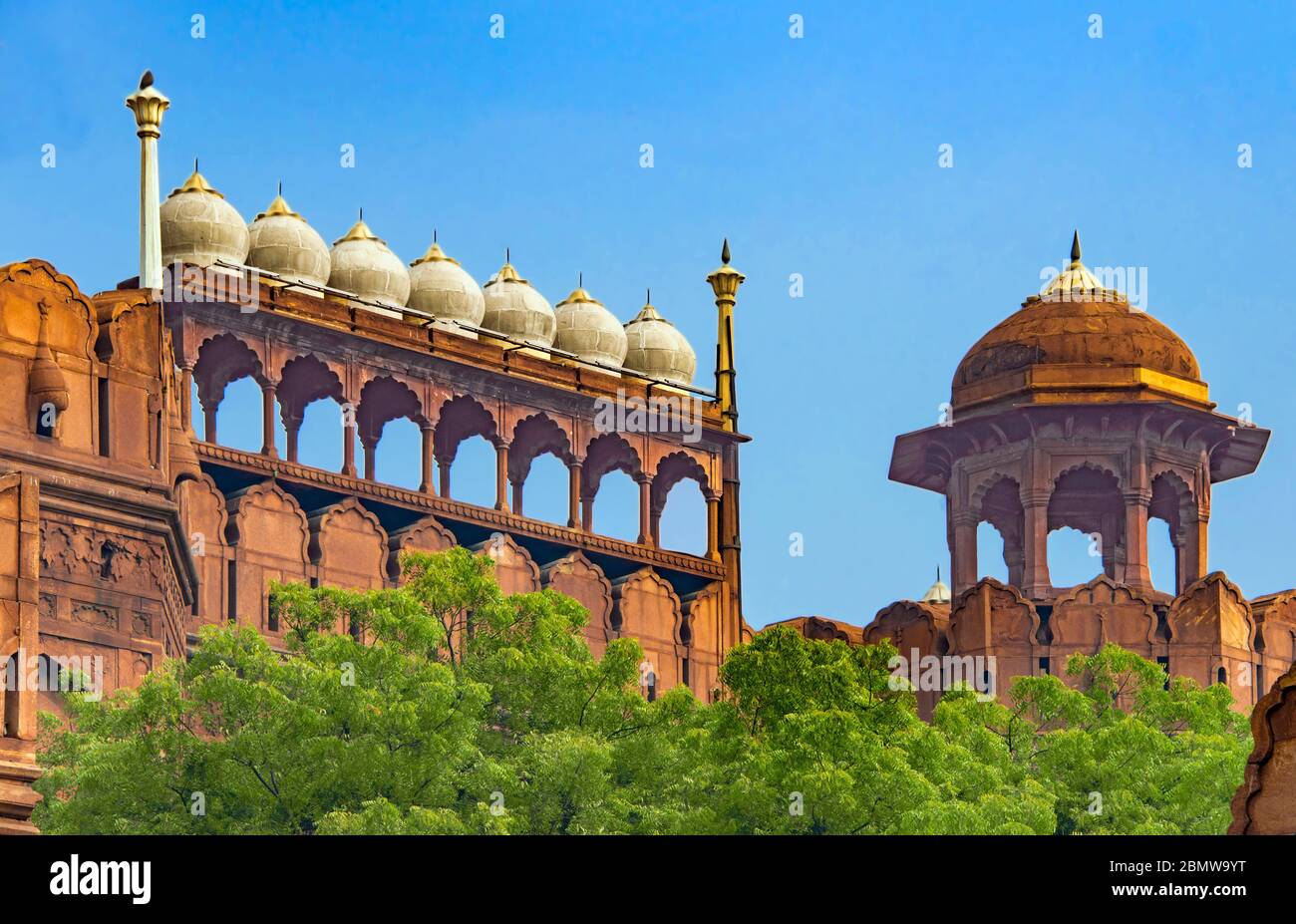 Parte delle mura sopra la porta di Delhi Red Fort Delhi India Foto Stock