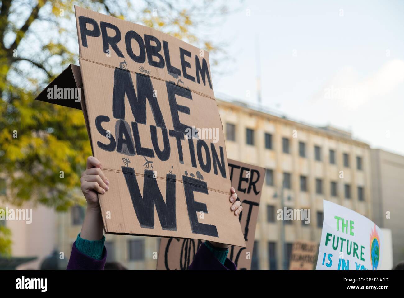 Alcuni manifestanti che protestavano contro il cambiamento climatico, i giovani provenienti da diversi la cultura e la razza a lottare per il cambiamento climatico. Il riscaldamento globale e ambiente Foto Stock
