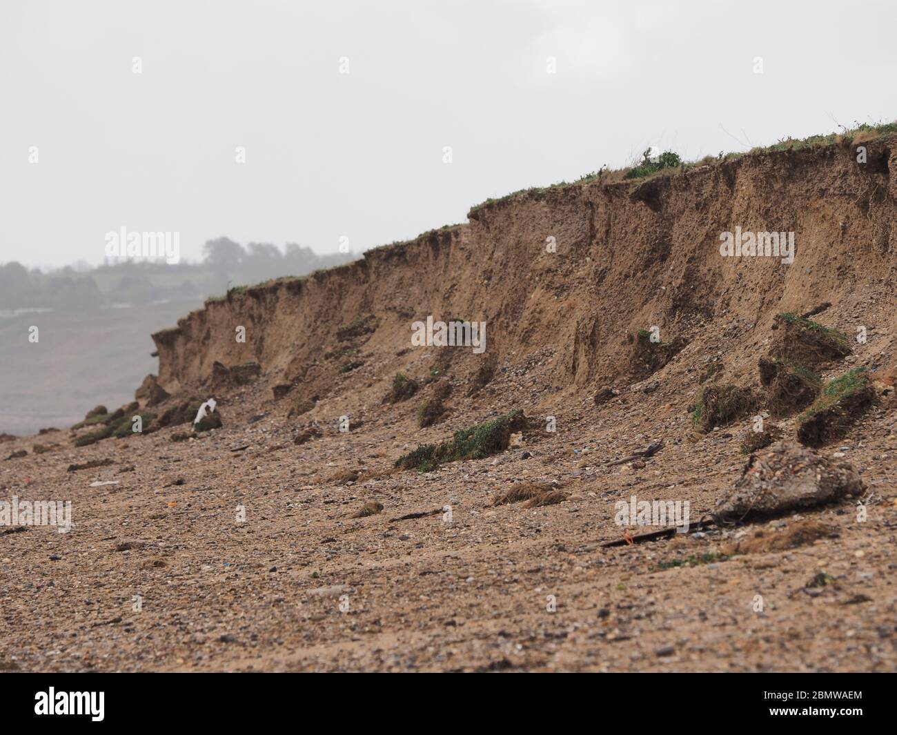 Sheerness, Kent, Regno Unito. 11 maggio 2020. UK Weather: Erosione costiera lungo la riva di ghiaia dopo forti venti di forza di gale e un'alta marea martellato Sheerness, Kent durante la notte e oggi. Credit: James Bell/Alamy Live News Foto Stock