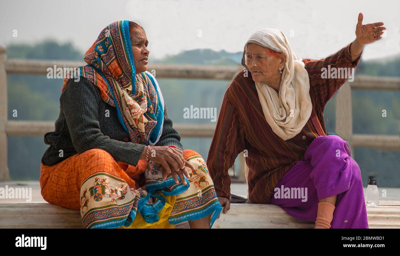Due donne spazzatrici in conversazione Red Fort Delhi India Foto Stock
