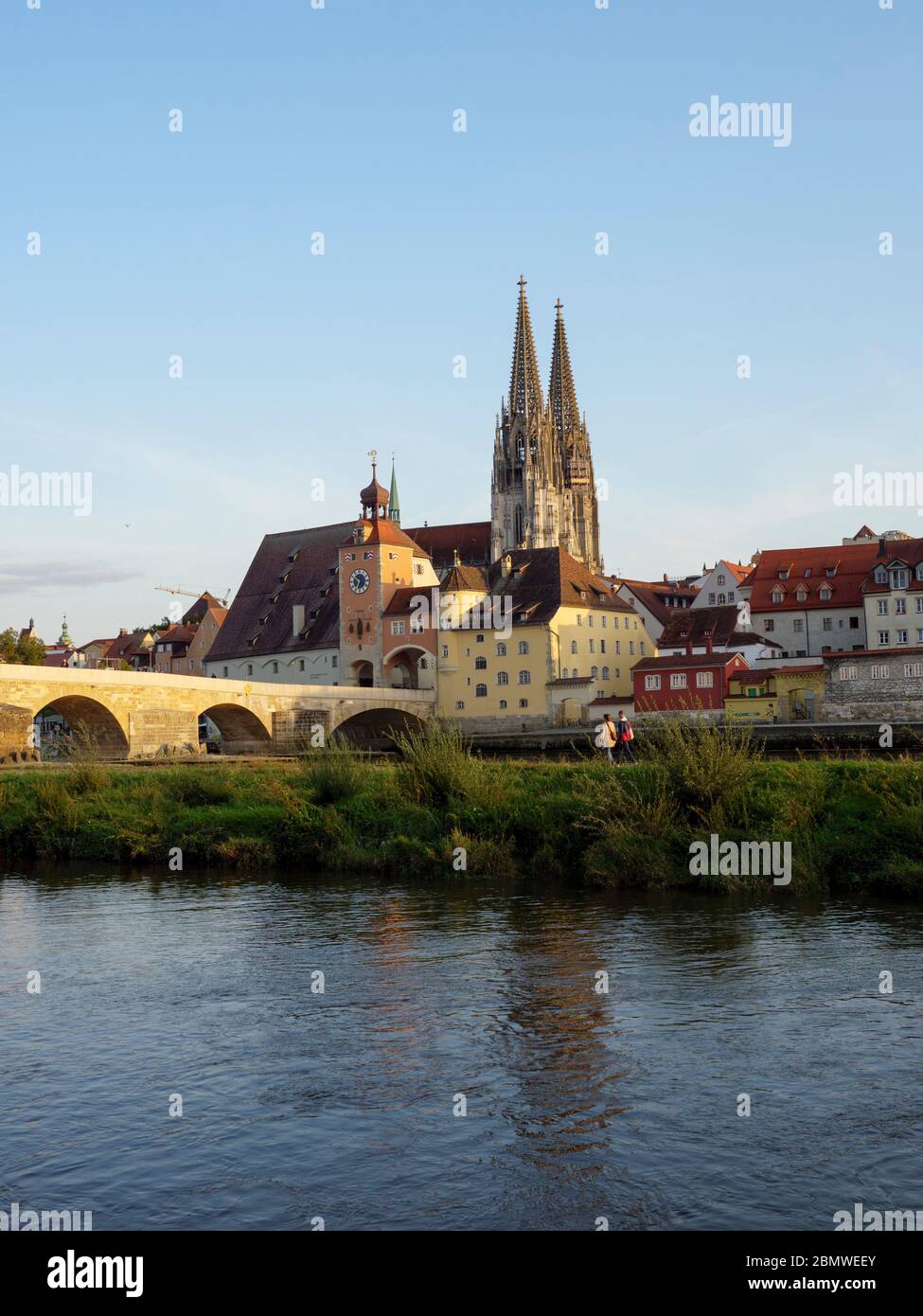 Steinerne Brücke, Donau, Altstadt von Regensburg mit Dom, Unesco Welterbe, Bayern, Deutschland Foto Stock