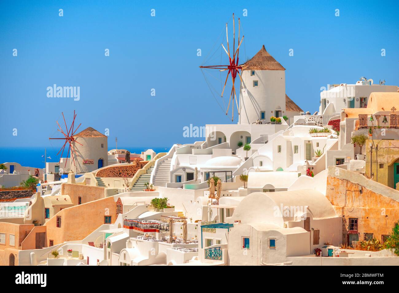 Questi mulini a vento sono un simbolo iconico di Santorini, un'isola greca e si trovano nel pittoresco villaggio di Oia. Foto Stock