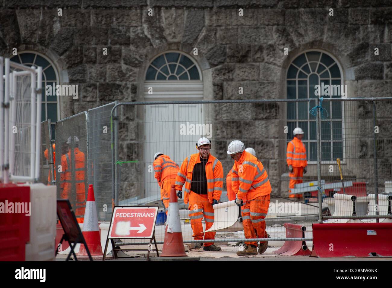 Lavoratori chiave nel centro di Birmingham, mentre il Regno Unito continua a fare il lock-down per contribuire a frenare la diffusione del coronavirus. Foto Stock