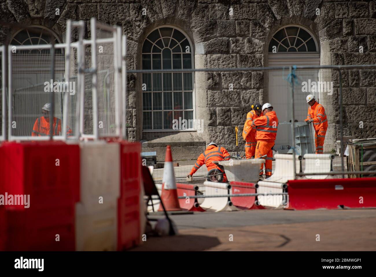 Lavoratori chiave nel centro di Birmingham, mentre il Regno Unito continua a fare il lock-down per contribuire a frenare la diffusione del coronavirus. Foto Stock