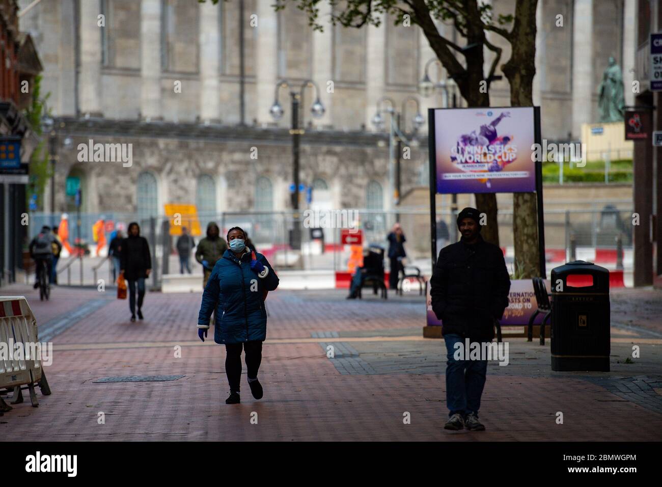 Pedoni che camminano su Hill Street nel centro di Birmingham, mentre il Regno Unito continua a fare il lock-down per contribuire a frenare la diffusione del coronavirus. Foto Stock