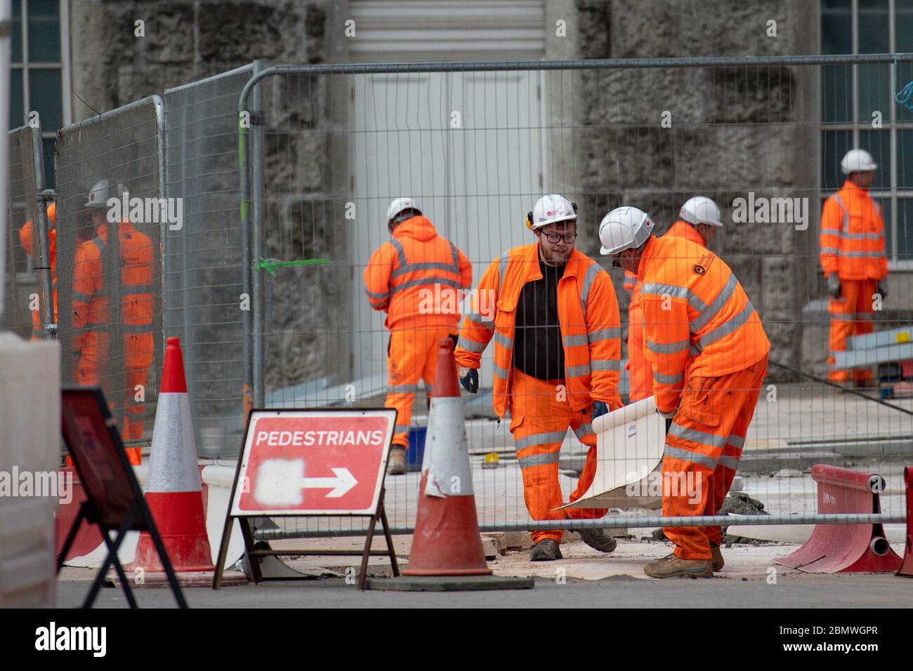 Lavoratori chiave nel centro di Birmingham, mentre il Regno Unito continua a fare il lock-down per contribuire a frenare la diffusione del coronavirus. Foto Stock