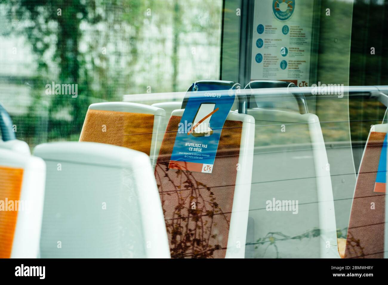 Strasburgo, Francia - 9 maggio 2020: Non utilizzare questo sedile istruzioni speciali per condizioni all'interno dei trasporti pubblici della città francese di Strasburgo a causa della situazione epidemica di Coronaveurs COVID-19 Foto Stock
