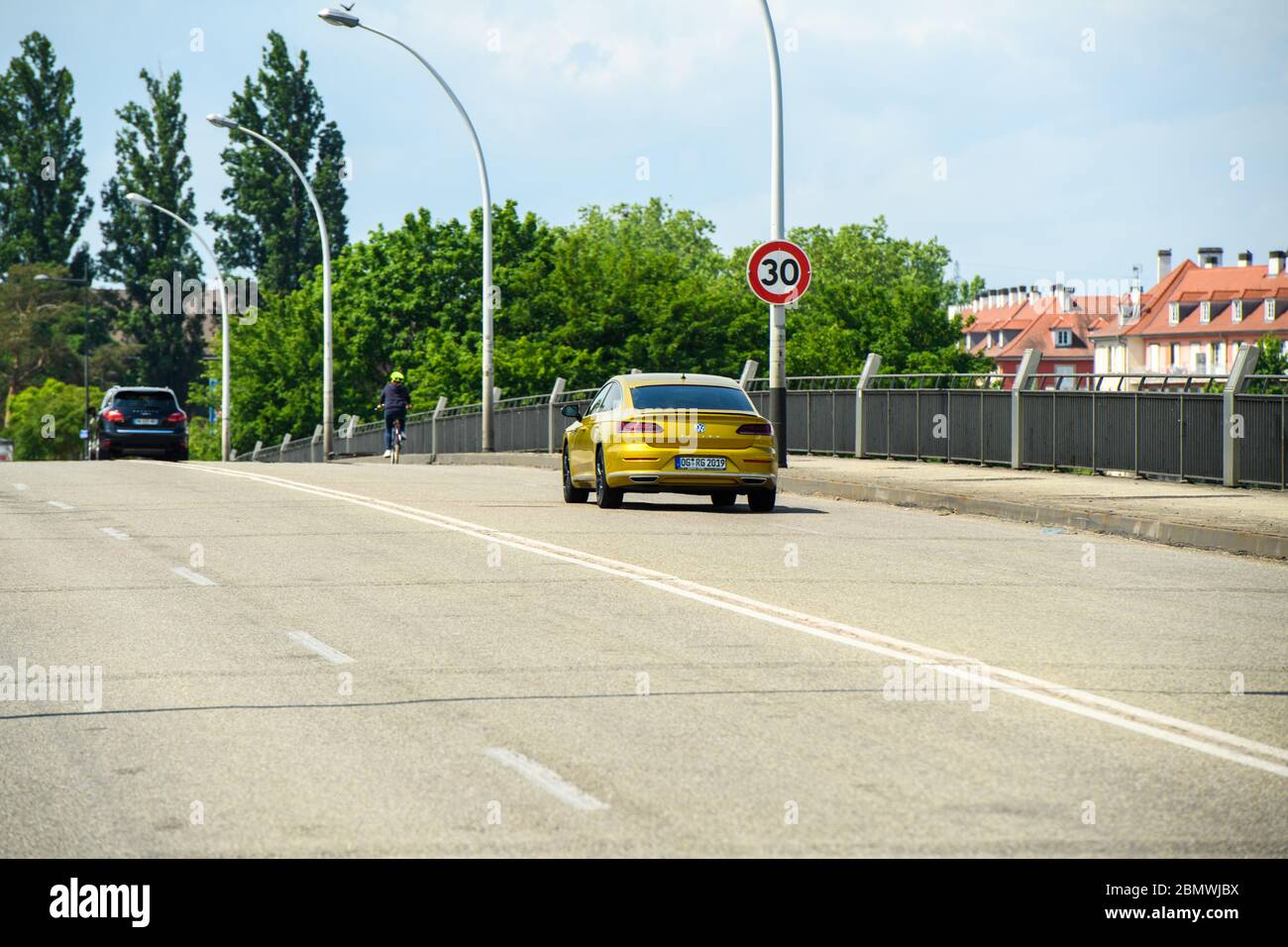 Kehl, Germania - 9 maggio 2020: Vista posteriore della nuova limousine di lusso Volkswagen Arteon gialla Foto Stock