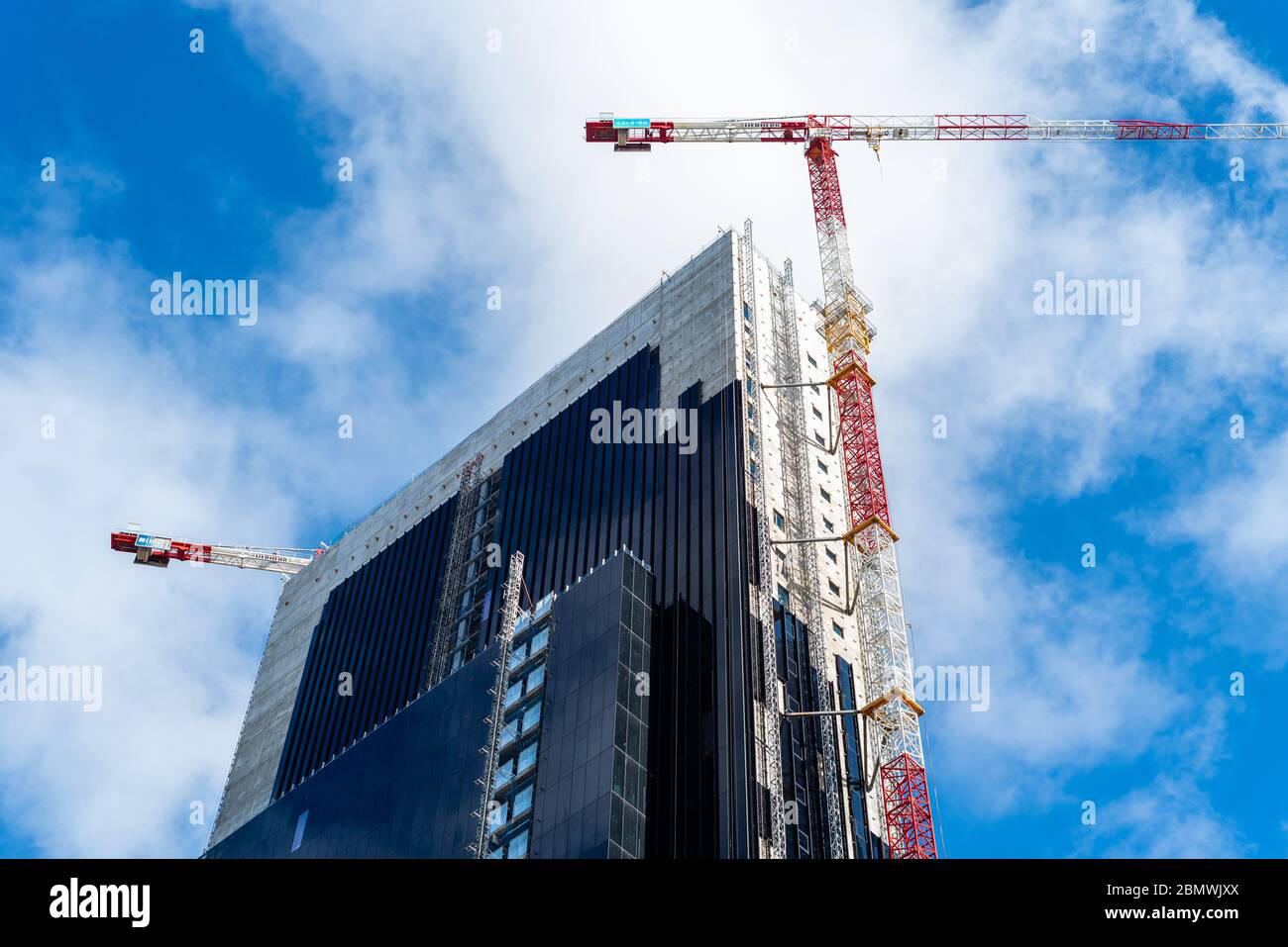 Vista a basso angolo dell'edificio degli uffici in costruzione nella città di Madrid contro il cielo blu. Quartiere finanziario di Cuatro Torres. Madrid, Spagna - Maggio 10, Foto Stock