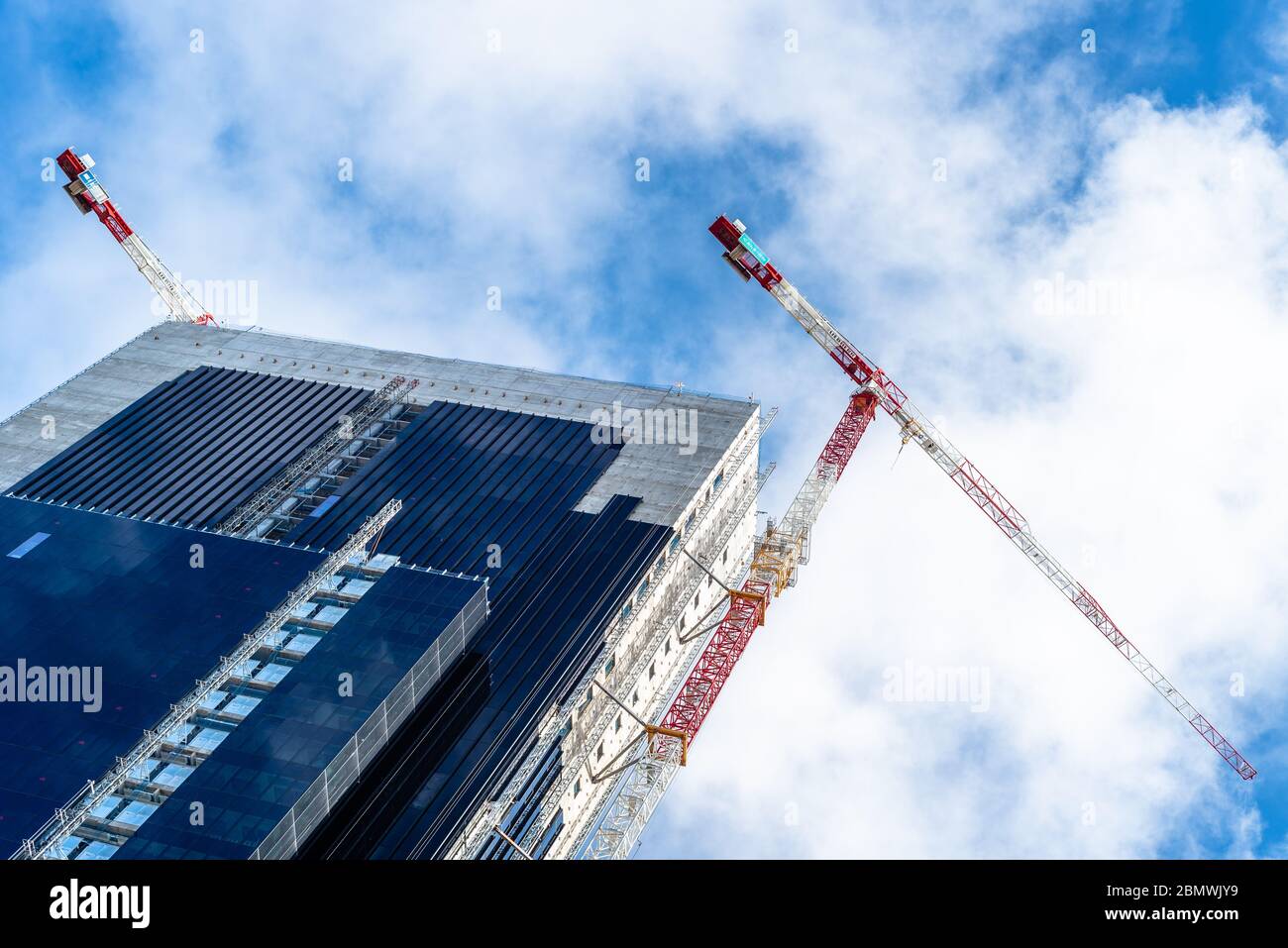 Vista a basso angolo dell'edificio degli uffici in costruzione nella città di Madrid contro il cielo blu. Quartiere finanziario di Cuatro Torres. Madrid, Spagna - Maggio 10, Foto Stock