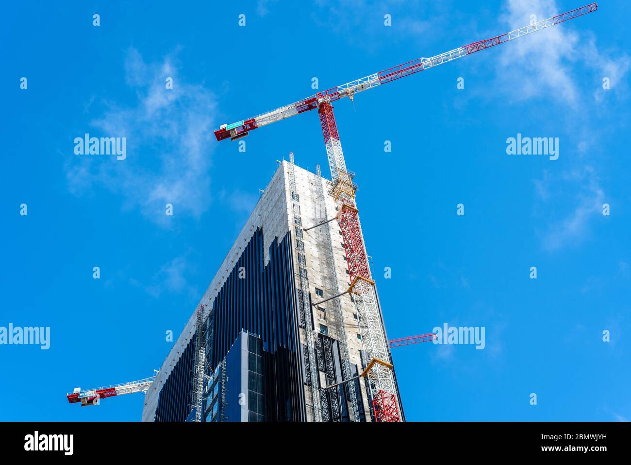 Vista a basso angolo dell'edificio degli uffici in costruzione nella città di Madrid contro il cielo blu. Quartiere finanziario di Cuatro Torres. Madrid, Spagna - Maggio 10, Foto Stock