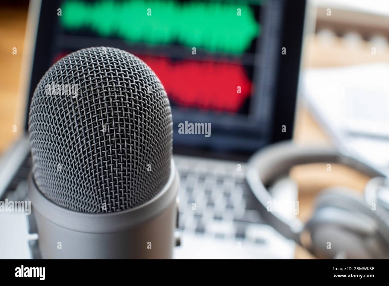 Primo piano del microfono laptop e delle cuffie per la trasmissione di podcast Foto Stock