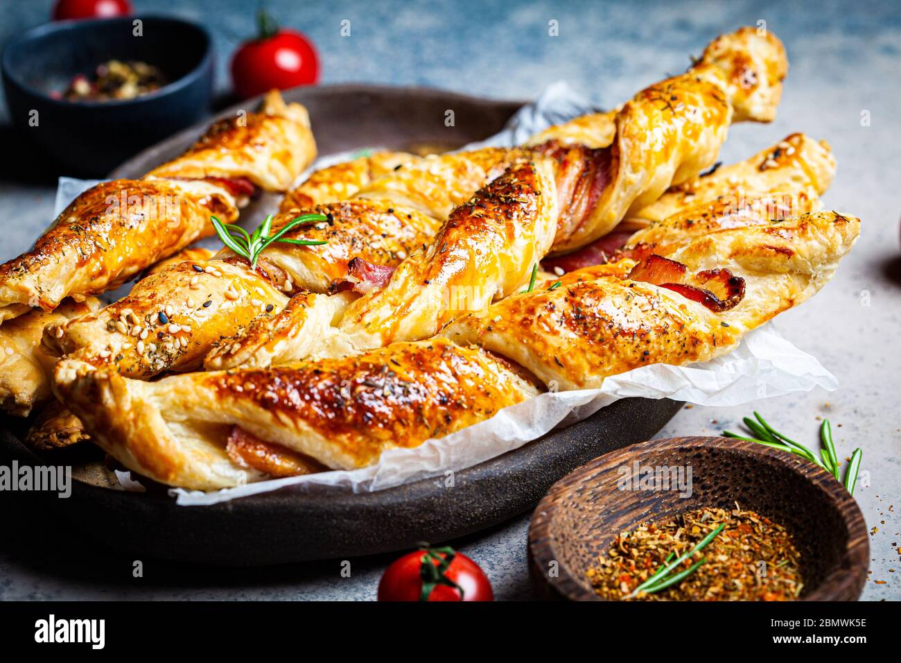 Bastoncini di pane croccanti con formaggio, pancetta e spezie. Spuntini alla birra. Foto Stock