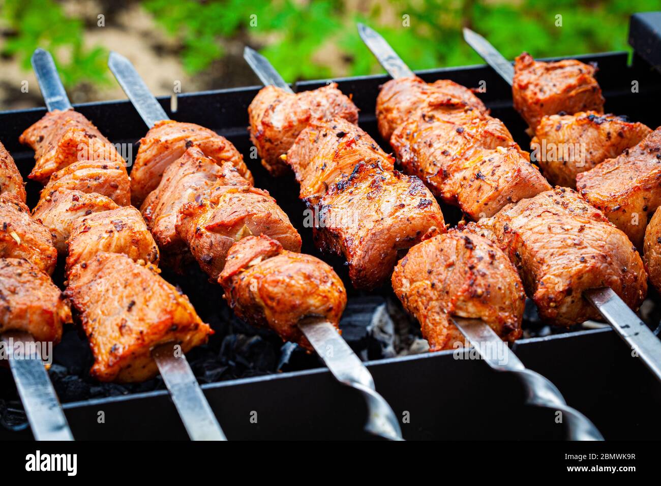 Kebab di maiale alla griglia fatto in casa. Festival di cibo all'aperto. Foto Stock