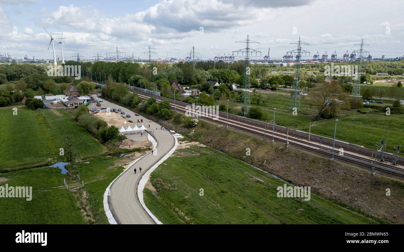 Amburgo, Germania. 11 maggio 2020. I lavoratori edili hanno iniziato la prima sezione della nuova costruzione dell'A26 (sparato con drone). L'A26-West è intesa a creare un migliore collegamento tra le autostrade Süderelberaum e A 1 e A 7 e ad alleggerire la B 73 tra Amburgo e Cuxhaven. Credit: Axel Heimken/dpa/Alamy Live News Foto Stock