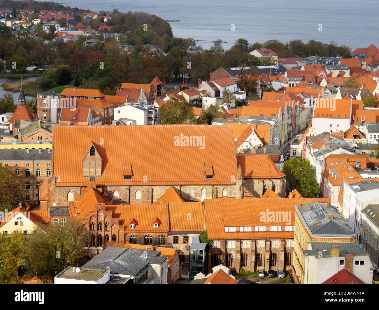 Blick vom Turm der St.-Marien-Kirche auf Meeresmuseum in der ehemaligen Katharinenkirche, Altstadt, Stralsund, Mecklenburg-Vorpommern, Deutschland Foto Stock