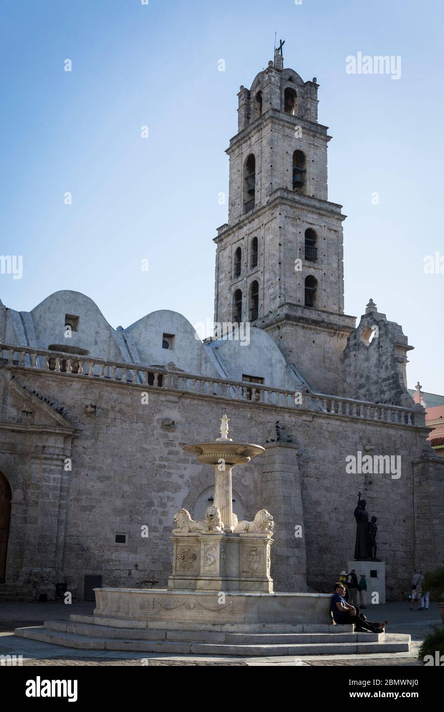 Fontana del Leone e la Basilica di San Francesco d'Assisi, Plaza de San Francisco de Asís, Centro storico, l'Avana Vieja, l'Avana, Cuba Foto Stock