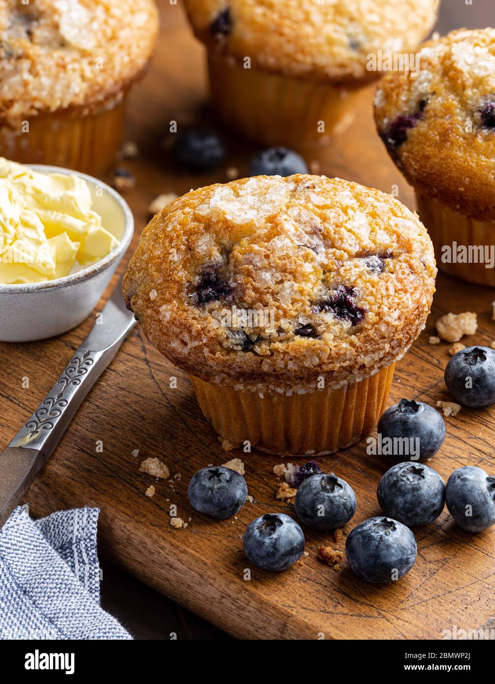 Muffin di mirtillo e frutti di bosco freschi su un tagliere rustico in legno Foto Stock