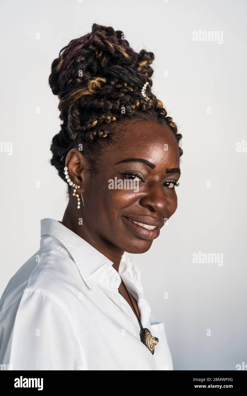 Giovane donna alla Galleria fotografica, Plaza Vieja, l'Avana, Cuba Foto Stock