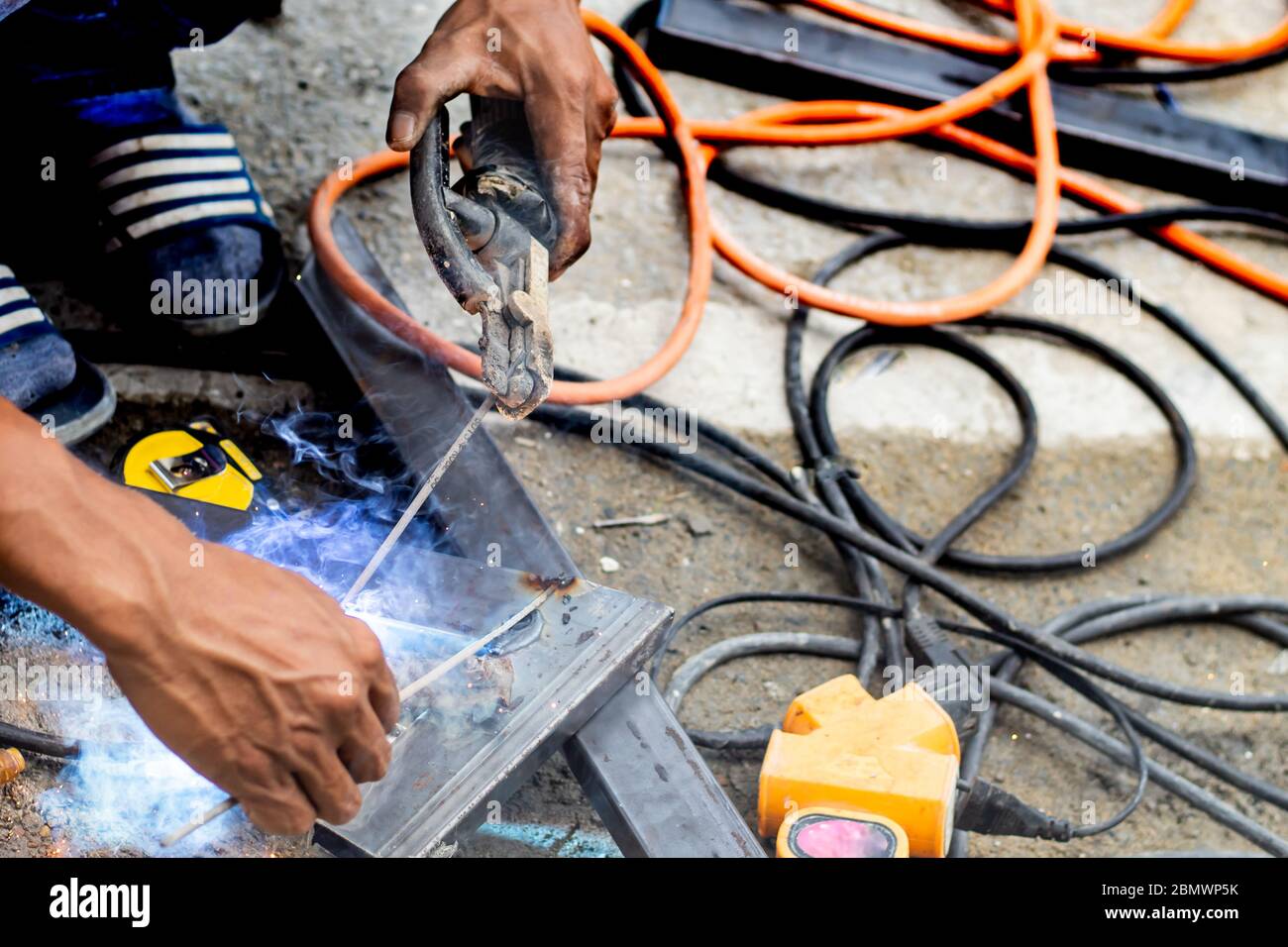 I lavoratori sono l'acciaio per saldatura in Thailandia. Foto Stock