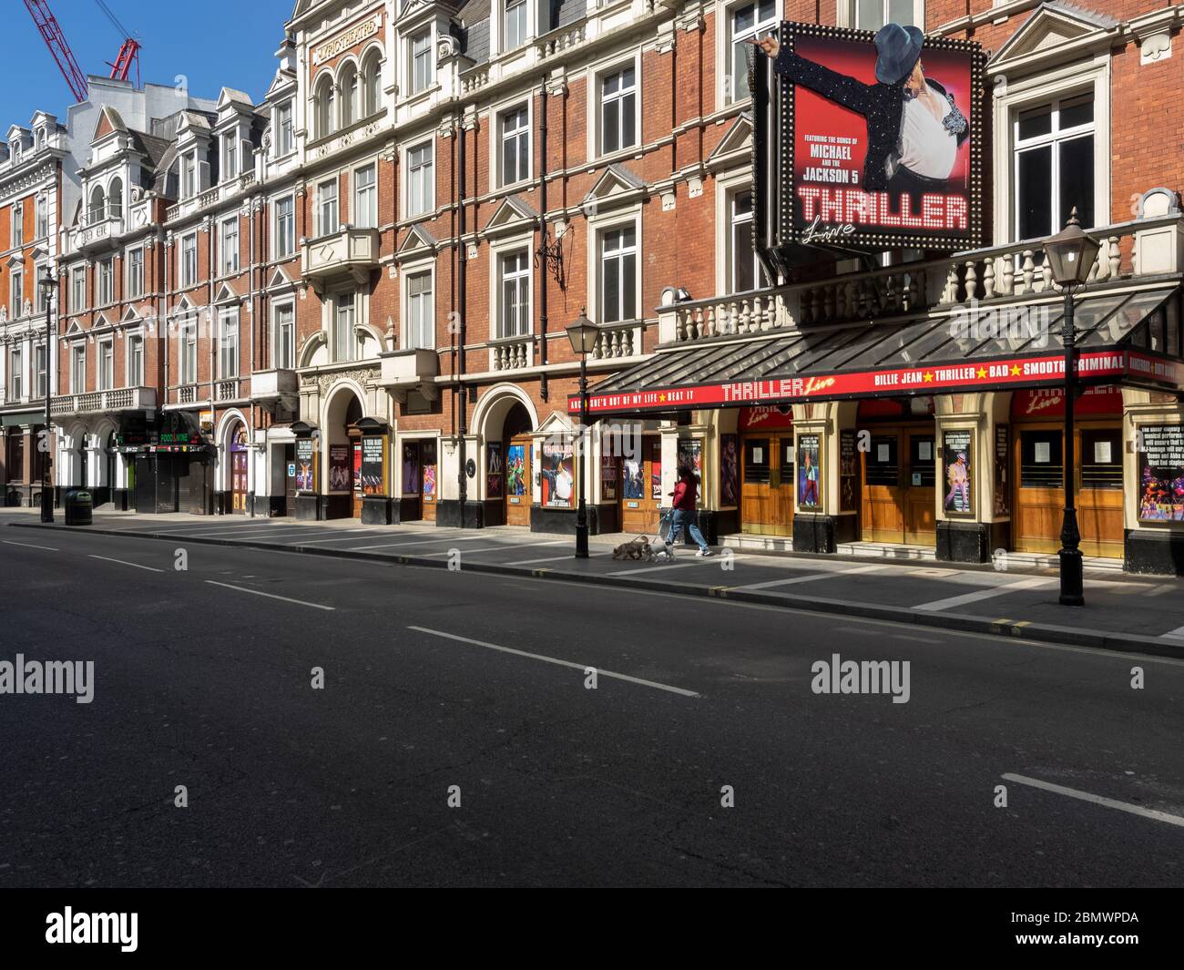 Londra. REGNO UNITO. 6 maggio 2020. Ampio angolo di vista di Shaftesbury Ave. A mezzogiorno durante il Lockdown. Foto Stock