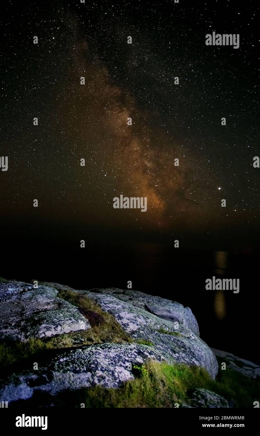 Cielo notturno che mostra la strada lattea sulle isole di Scilly, Cornovaglia, Regno Unito Foto Stock Cielo notturno che mostra la strada lattea sulle isole di Scilly, Cornovaglia, Regno Unito Foto Stock