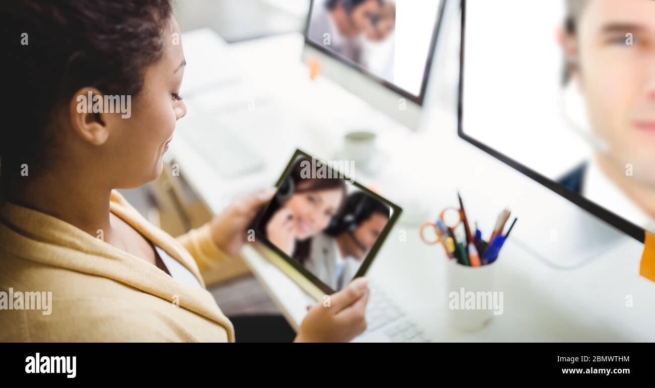 Donna che ha una videochiamata su un tablet digitale Foto Stock
