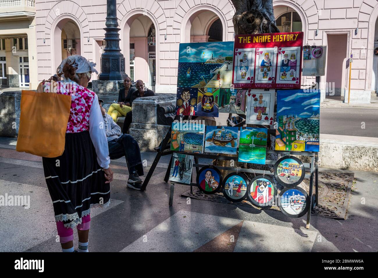 Mercato dell'arte domenicale all'aseo del Prado o Paseo de Marti, una famosa passeggiata che divide l'Avana Vieja e l'Avana Centro, l'Avana, Cuba Foto Stock
