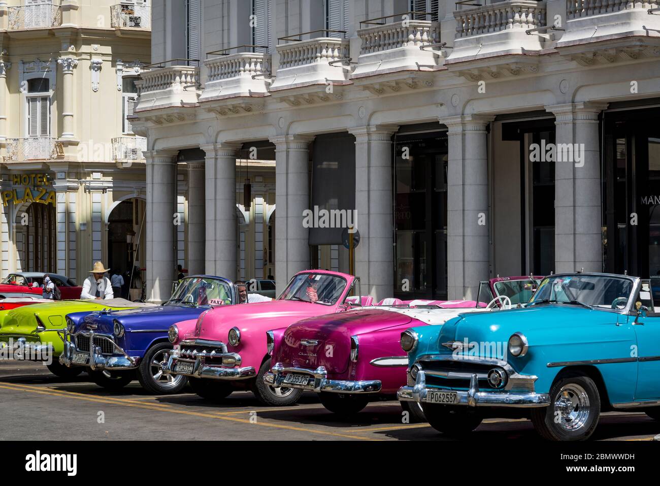 Auto classiche colorate intorno a Parque Central, Havana, Cuba Foto Stock