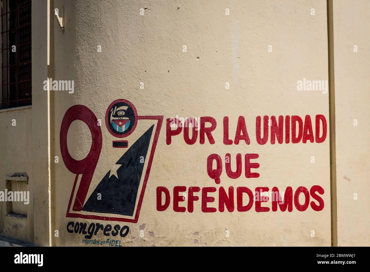 Slogan politico del Partito Comunista, difendendo a causa della città, quartiere Havana Centro, Havana, Cuba Foto Stock