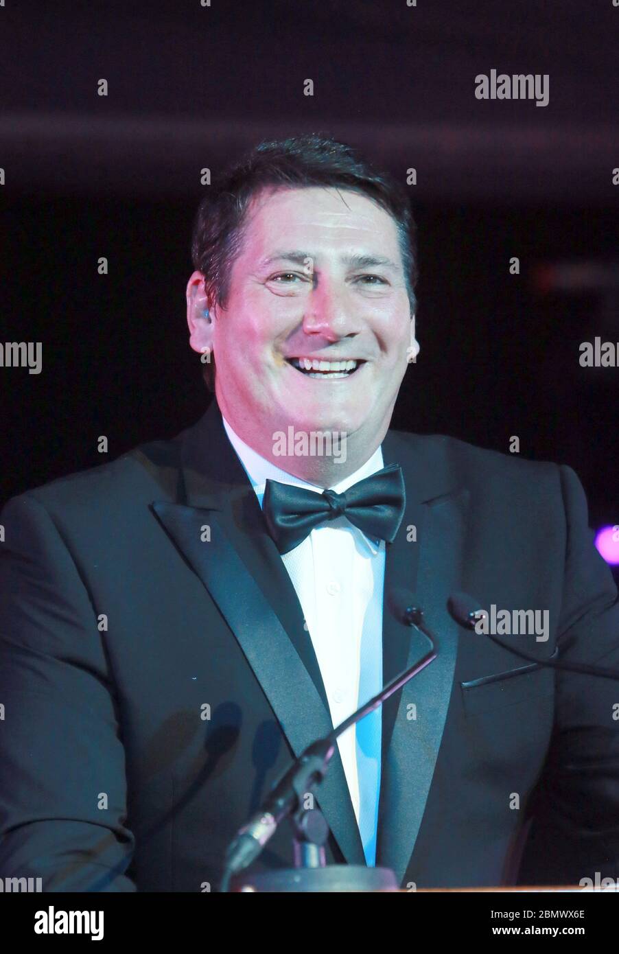 Il cantante Tony Hadley canta sul palco durante una performance di beneficenza al Grosvenor Hotel, Londra Inghilterra 2012. Hadley ha ottenuto il successo con i nuovi romanti Foto Stock