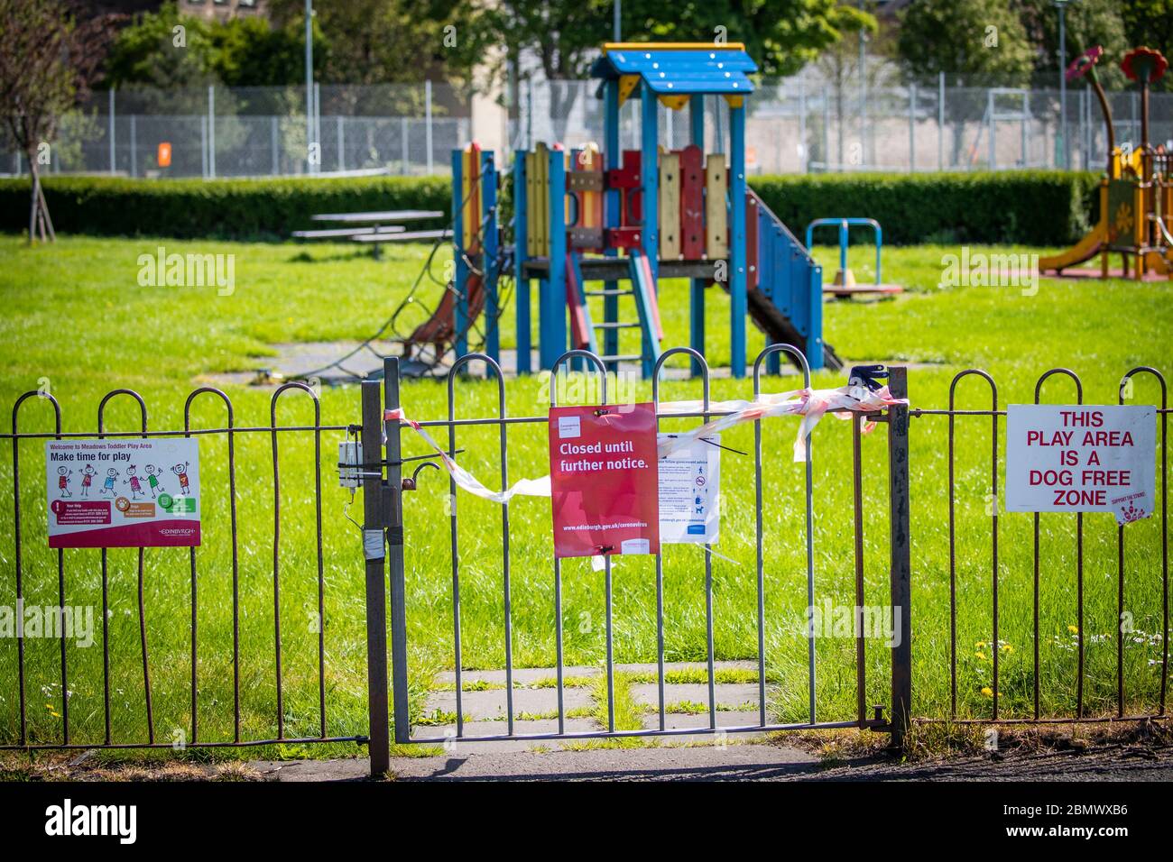 Un parco giochi rimane chiuso al pubblico nei Meadows di Edimburgo mentre il Regno Unito continua a bloccarsi per contribuire a frenare la diffusione del coronavirus. Foto Stock