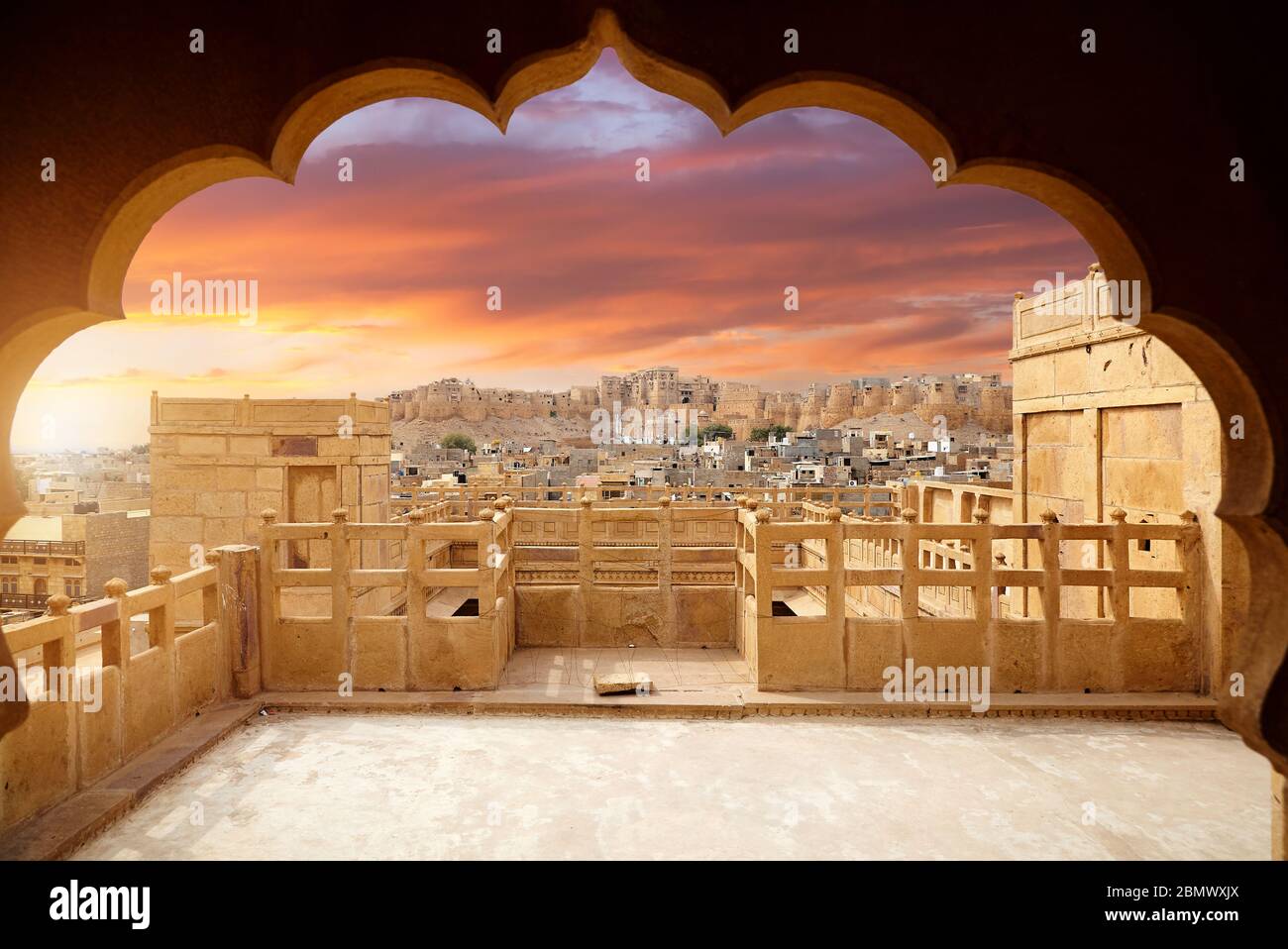 Jaisalmer fort di Purple sunset inquadratura con silhouette di arco in pietra arenaria della città nel deserto in Rajasthan, India Foto Stock