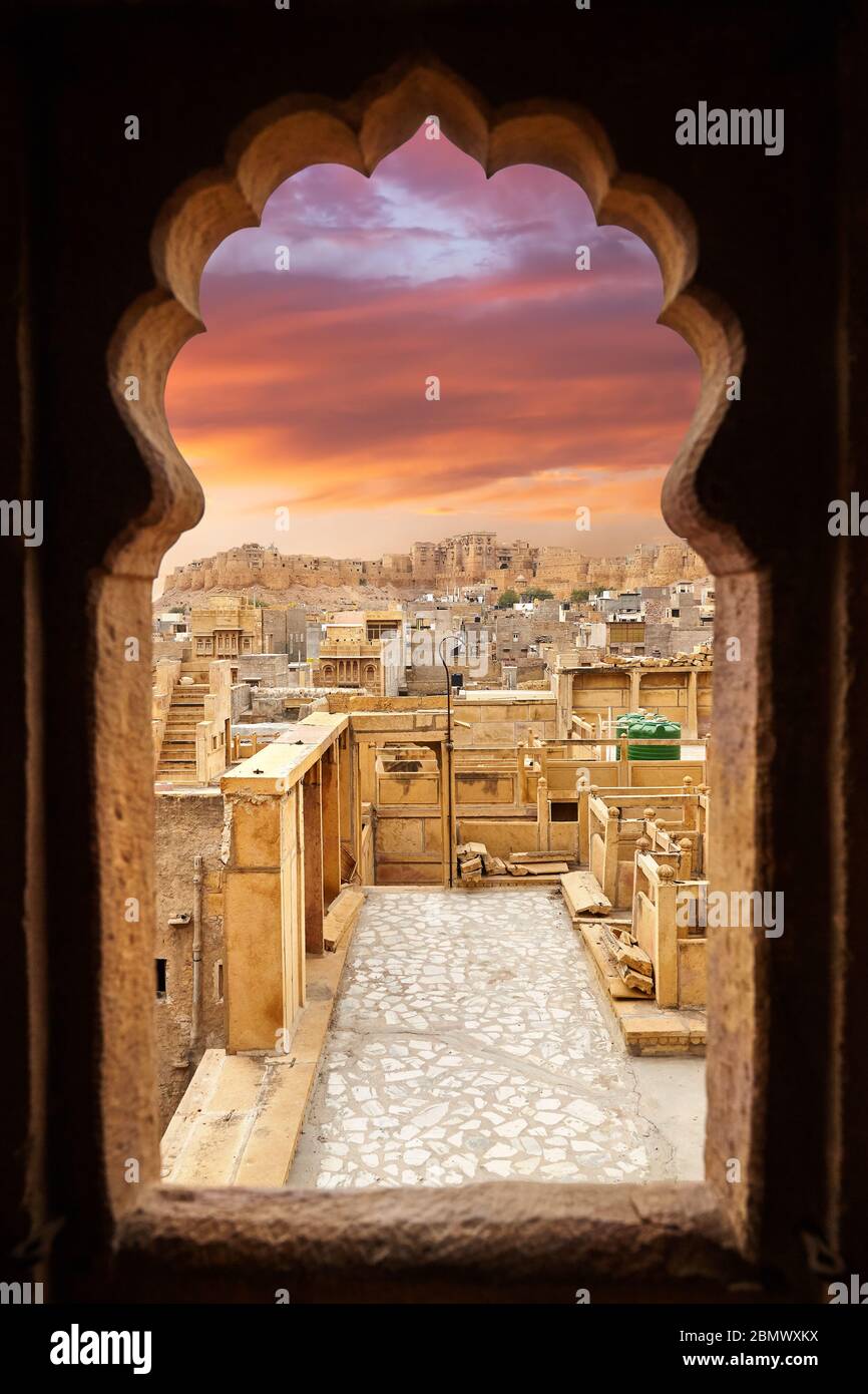 Jaisalmer fort di Purple sunset inquadratura con silhouette di arco in pietra arenaria della città nel deserto in Rajasthan, India Foto Stock