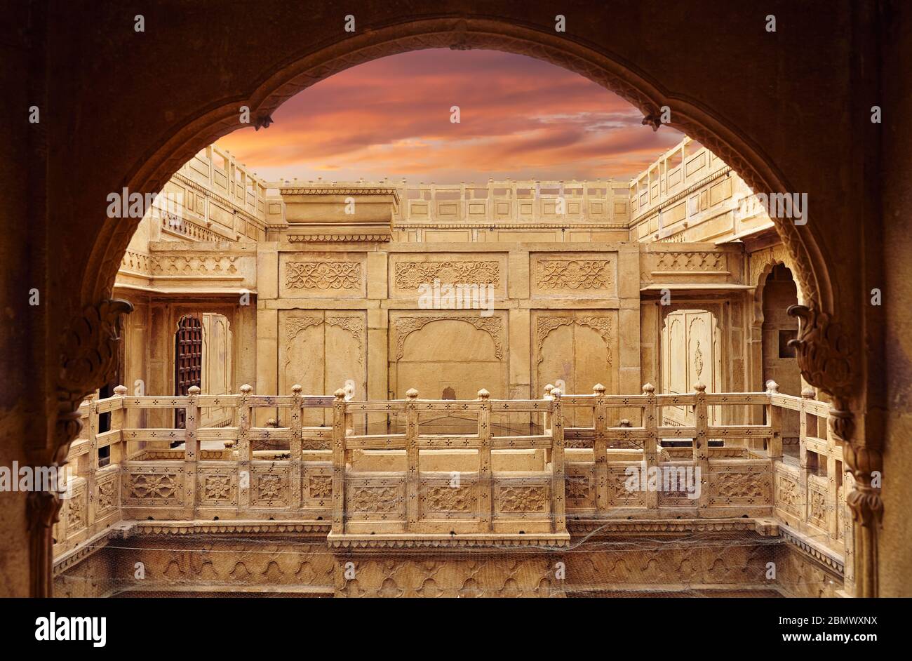 La città di Jaisalmer fort di Purple sunset inquadratura con arch silhouette in Rajasthan, India Foto Stock