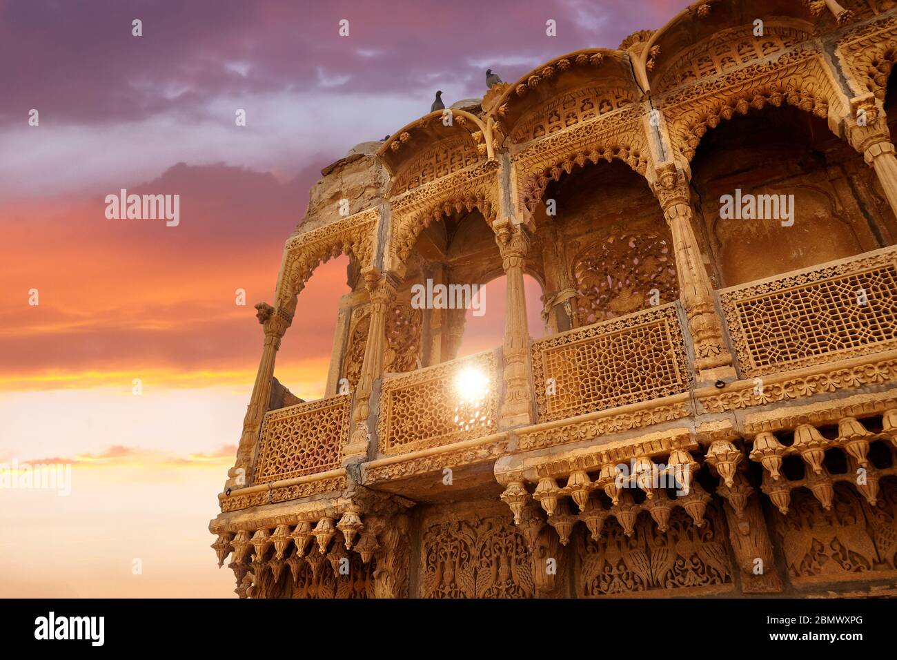 Vecchio balcone nella città di Jaisalmer fort di Purple Cielo di tramonto nel Rajasthan, India Foto Stock