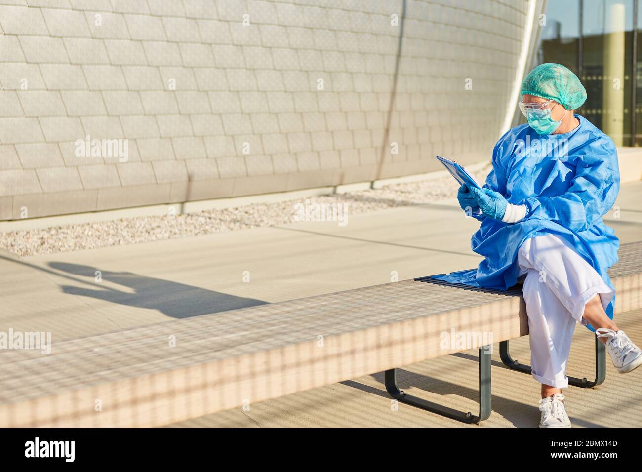 I membri del personale della clinica attendono i visitatori con la pandemia di coronavirus con la lista di tracciamento dei contatti Foto Stock