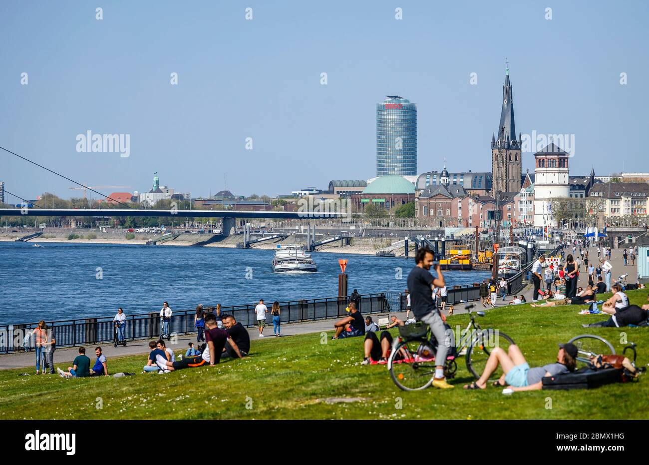 Duesseldorf, Renania settentrionale-Vestfalia, Germania - passeggiata sul Reno in tempi della pandemia corona con un divieto di contatto, sul retro Basilica di San Lambert Foto Stock