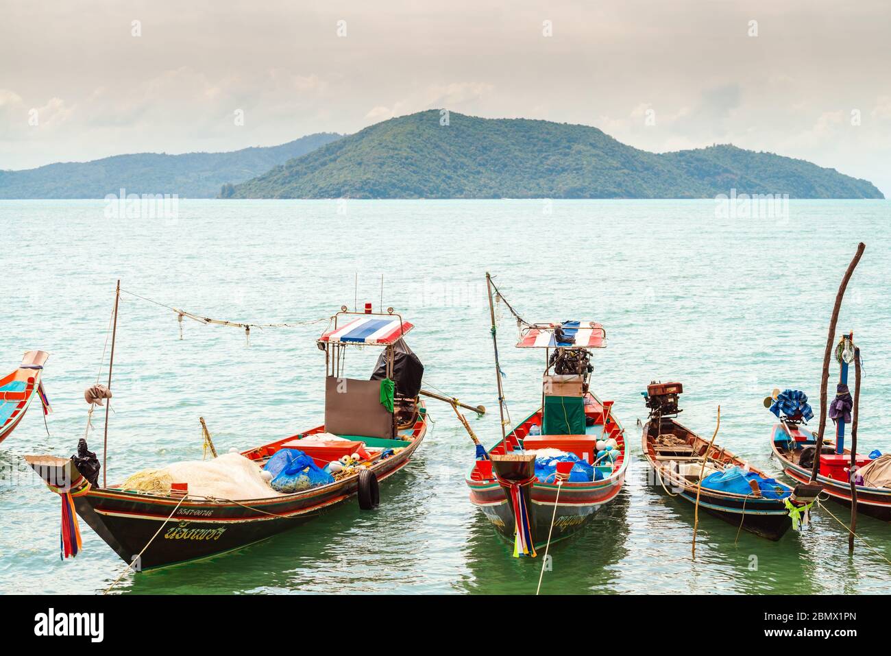 Koh Samui, Thailandia - 2 gennaio 2020: Le barche di pesca thailandesi a coda lunga attraccate vicino alla spiaggia di Thong Krut in un giorno Foto Stock