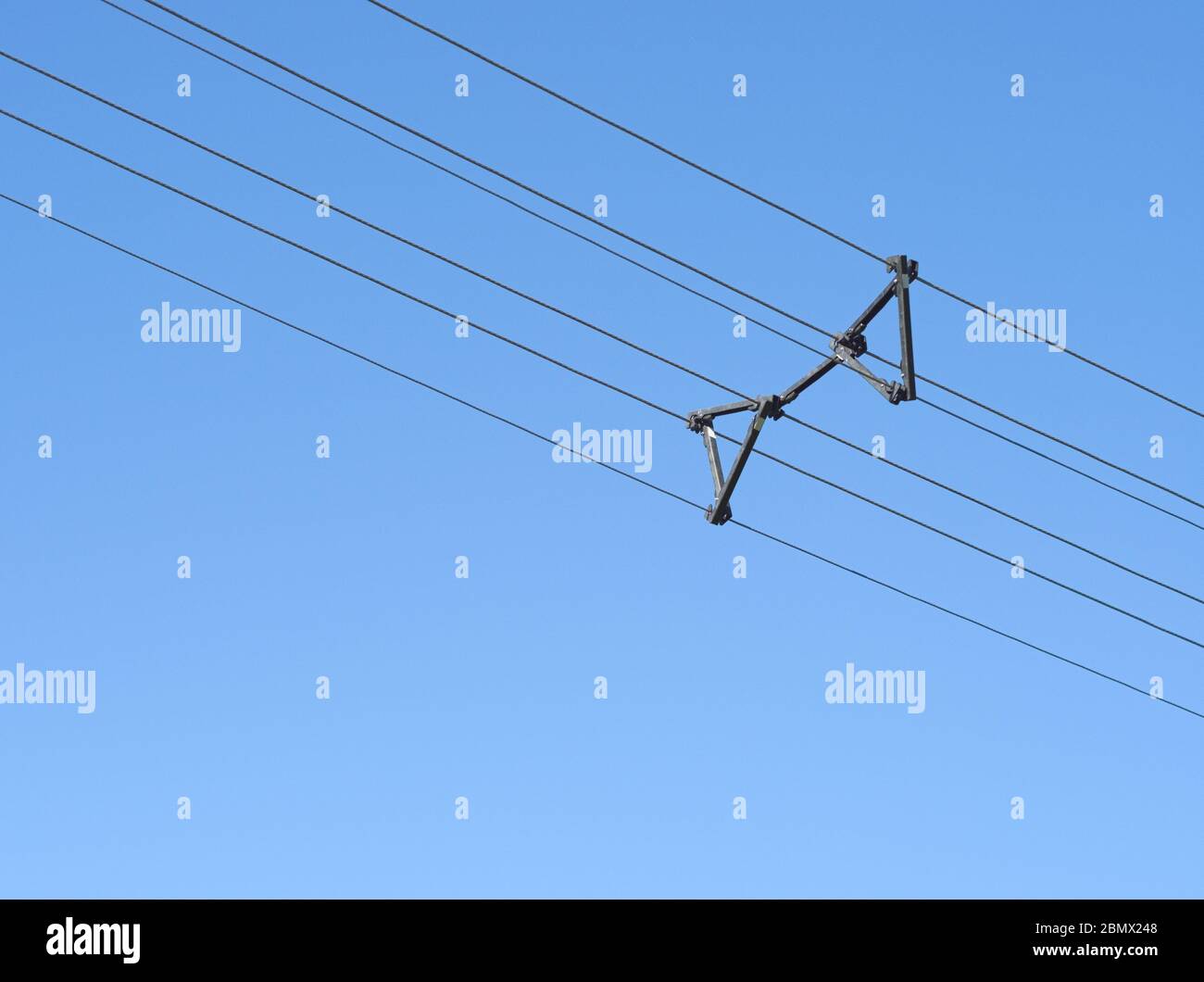 Distanziatore per cavi elettrici per antenna nera con cielo blu trasparente Foto Stock