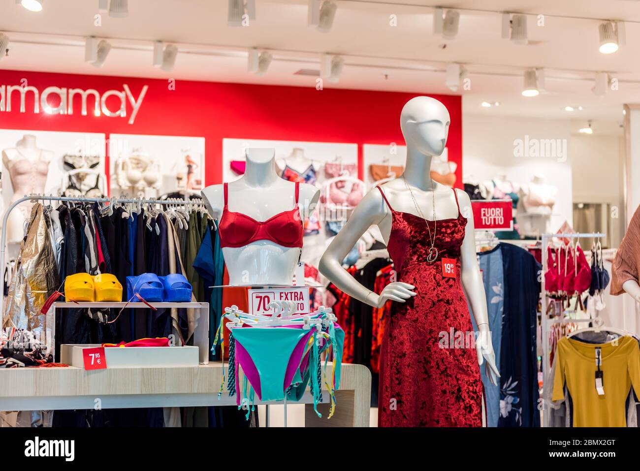 Negozio di moda duty free presso la sala partenze internazionali dell'aeroporto internazionale di Napoli Capodichino, Italia Foto Stock