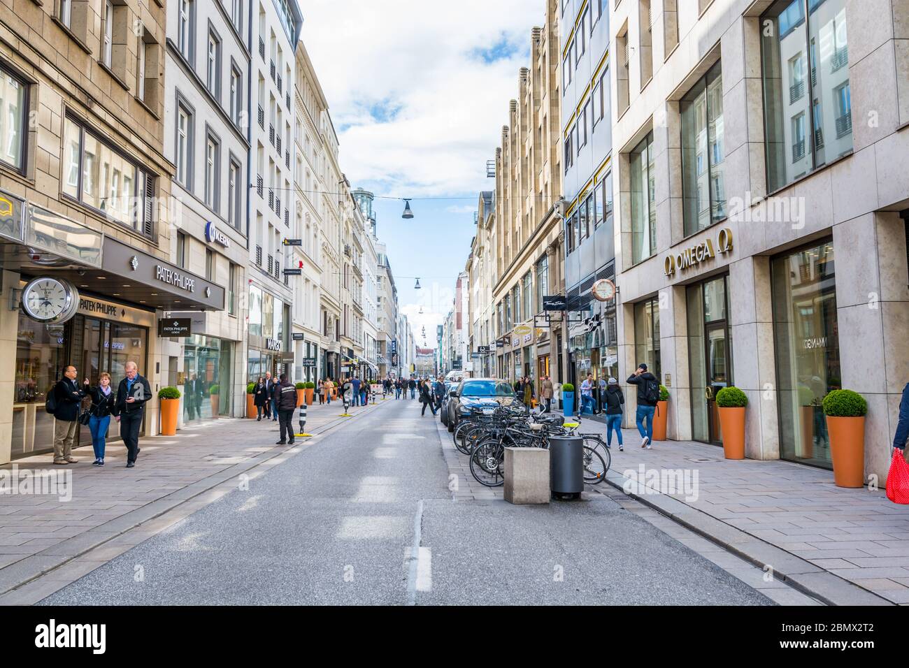 Vista della strada del centro cittadino, presso la Neuer Wall Shopping Street, con molti centri commerciali per lo shopping, Amburgo, Germania. Foto Stock