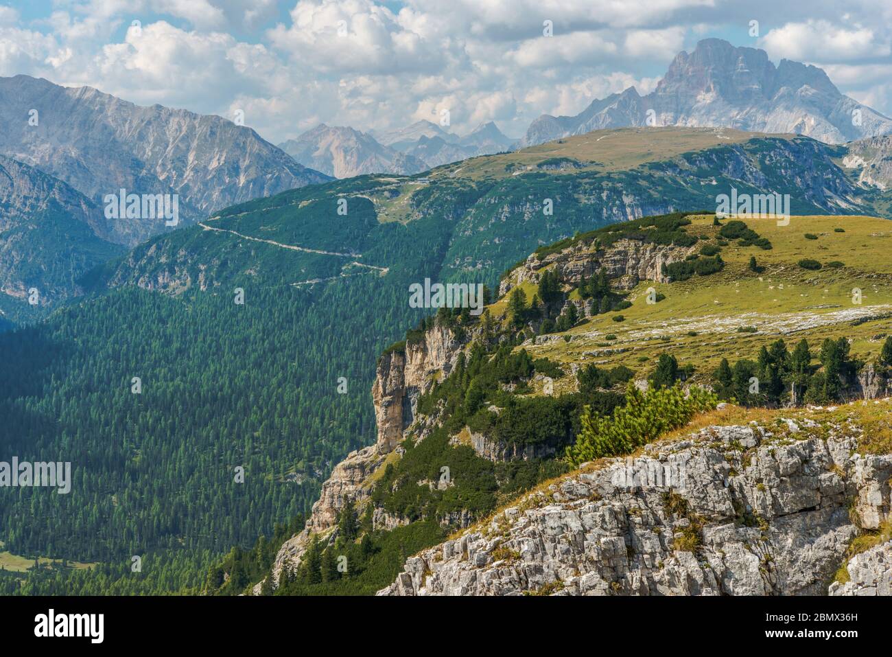 Vista panoramica della catena montuosa delle Dolomiti nordorientali in Italia. Foto Stock