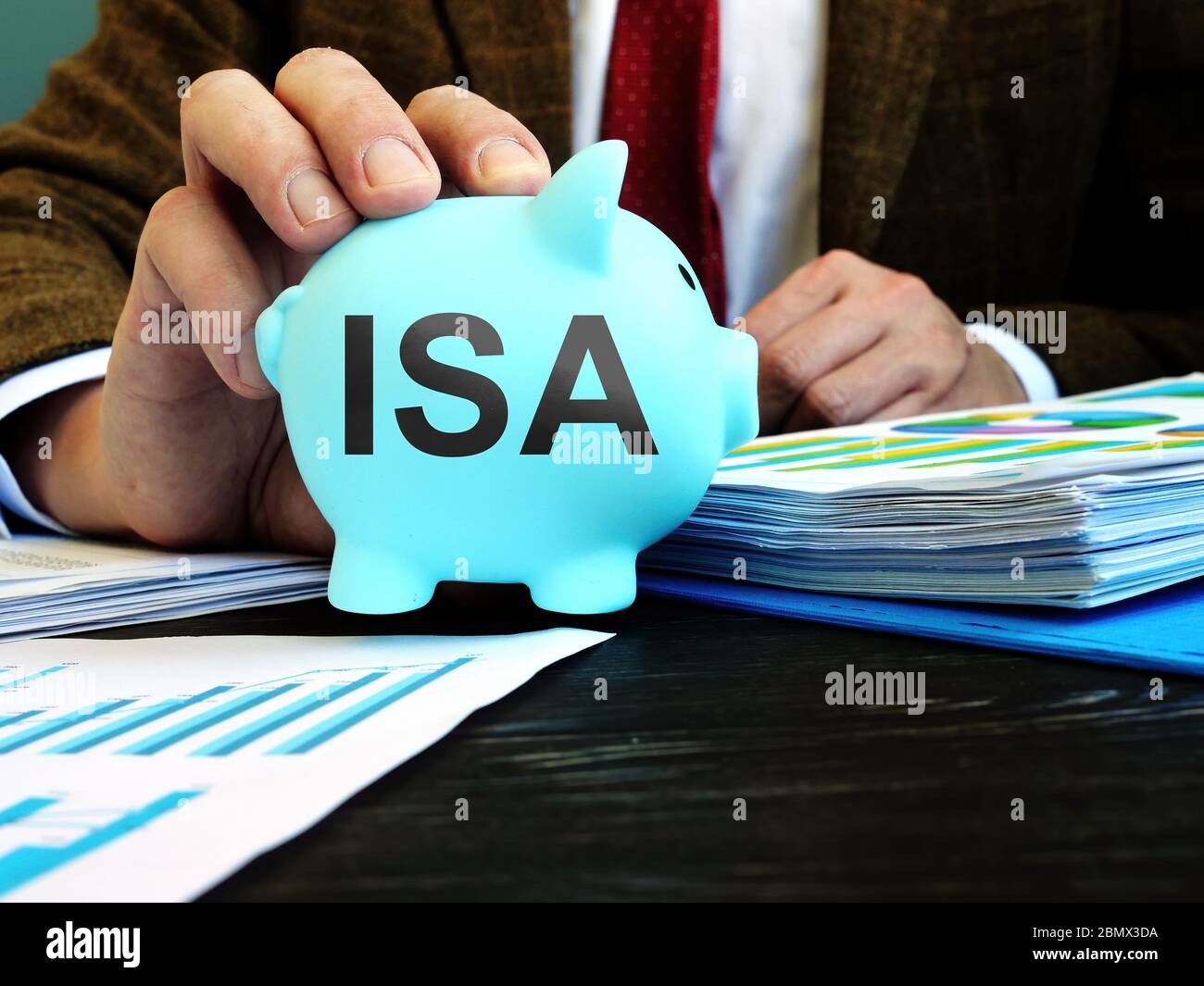 Uomo propone Piggy banca con parola ISA conto di risparmio individuale. Foto Stock