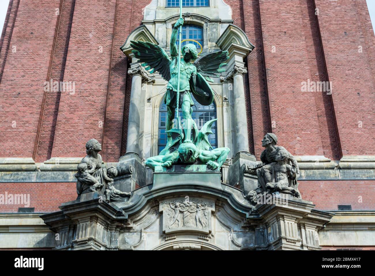 Scultura di Angelo uccidendo un diavolo davanti alla Chiesa di San Michele, Amburgo, Germania. Un punto di riferimento della città ed è considerato uno dei centri di interesse della città Foto Stock
