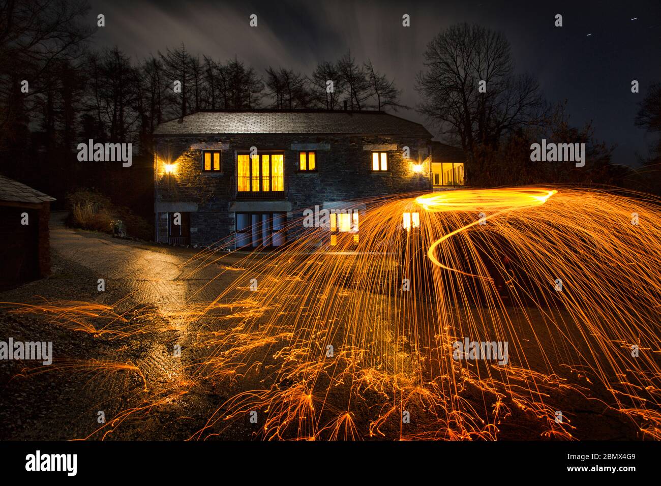 Immagine notturna creativa con la rotazione del fuoco Foto Stock