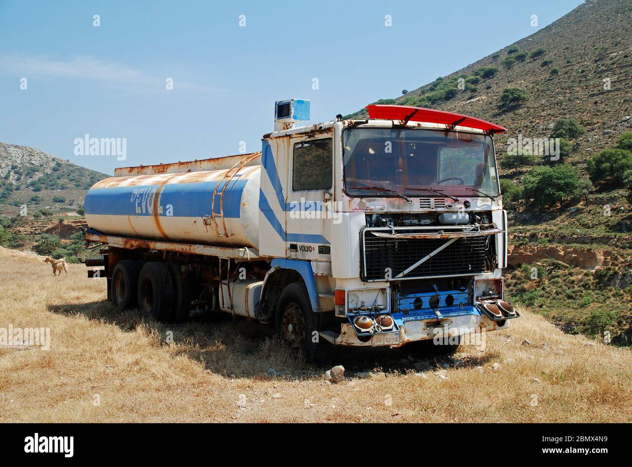 Un vecchio camion Revoil Petroleum cisterna carburante parcheggiato nelle colline dell'isola greca di Tilos il 19 giugno 2019. Con sede ad Atene, la società di carburanti è stata fondata nel 1982. Foto Stock