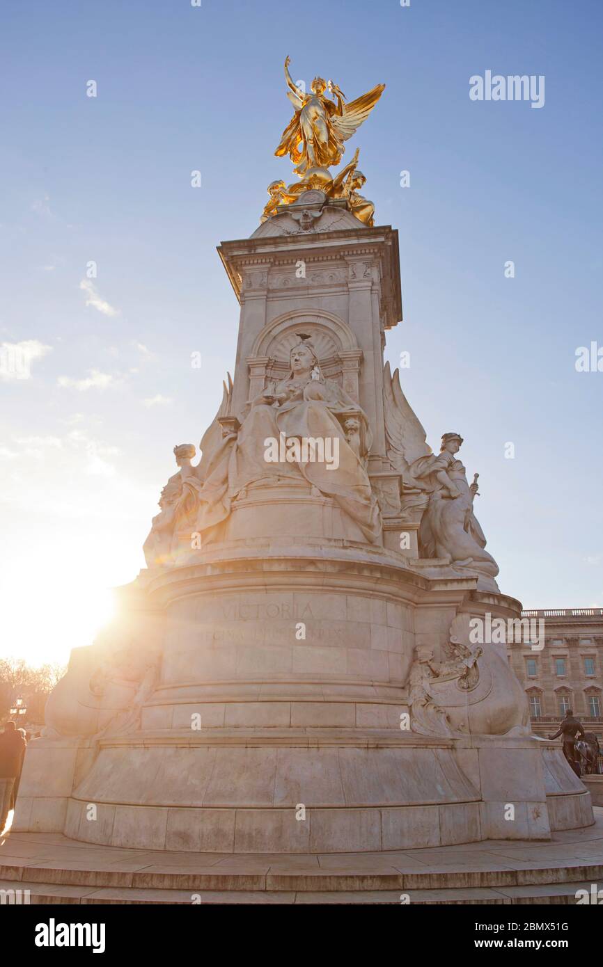 La scultura in bronzo dorato "Winged Victory" in cima al Victoria Memorial, Londra Foto Stock