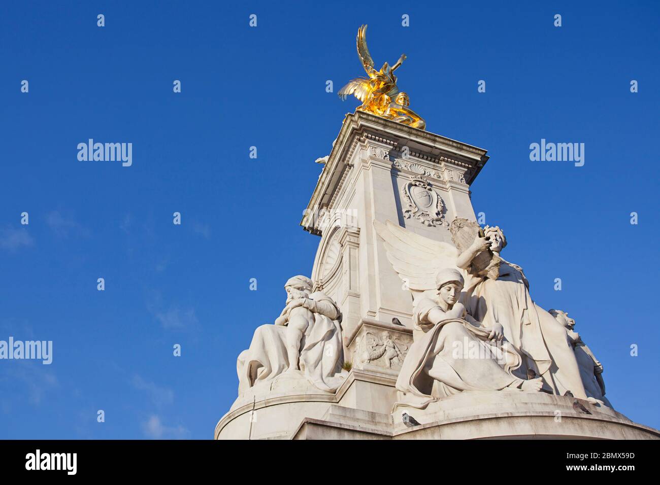 La scultura in bronzo dorato "Winged Victory" in cima al Victoria Memorial, Londra Foto Stock