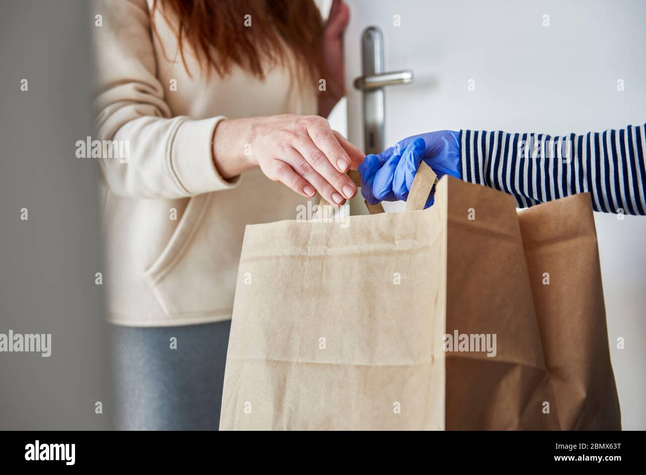 Dettaglio della consegna di cibo a casa Foto Stock